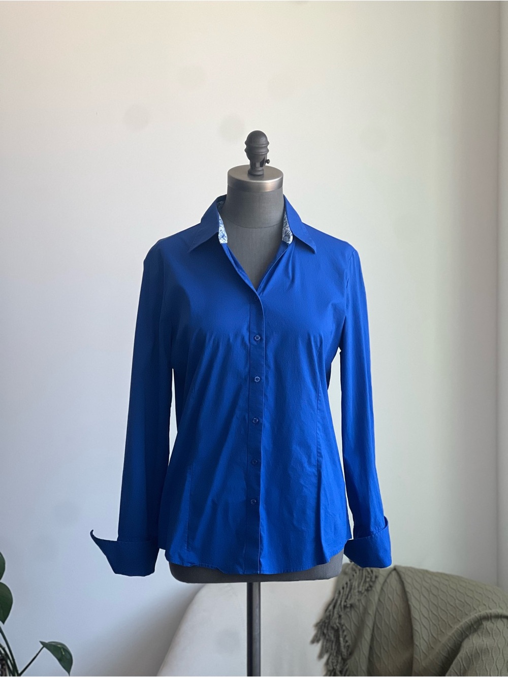 Royal Blue Button-Front Women’s Blouse with Floral Collar EUC